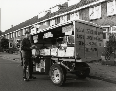 107094 Afbeelding van Hein W. Westerhout, geboren Utrecht 29 november 1952, bij zijn groente- en fruitwagen, getrokken ...
